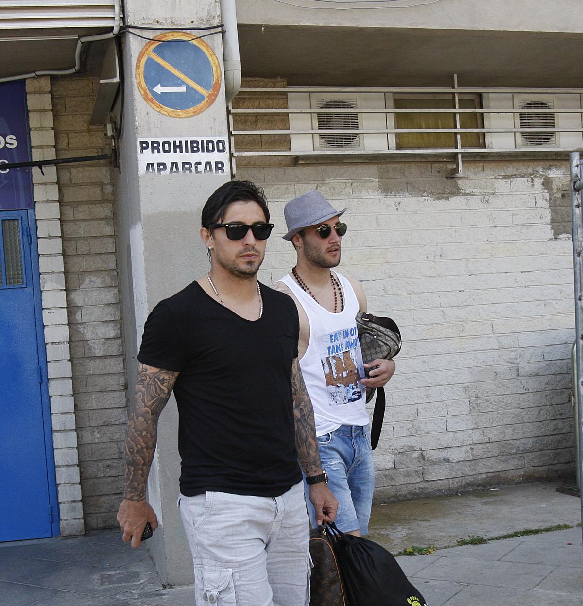 Pablo Álvarez sale de La Romareda junto a Zuculini en mayo de 2012.