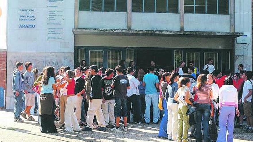 Estudiantes a la puerta del IES Aramo de Oviedo.