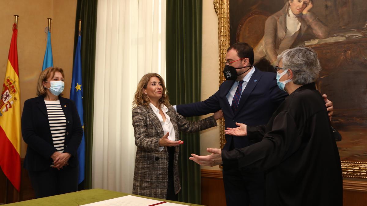 Por la izquierda, Delia Losa, Raquel Sánchez, Adrián Barbón y Ana González, en el Ayuntamiento de Gijón, durante la firma del plan de vías.