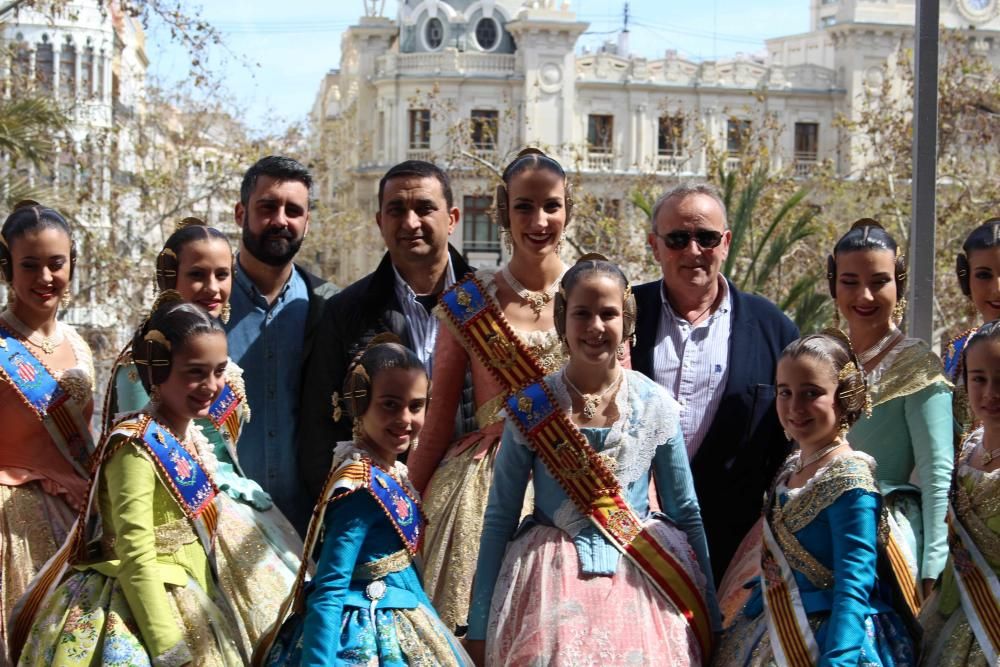 Pere Fuset bautizó la "mascletà" como de homenaje al Gremio de Artistas. Sus directivos fueron invitados al palco.