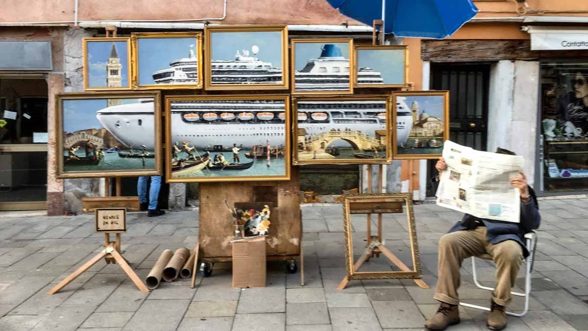 Una obra artística de Banksy denuncia el paso de cruceros en Venecia