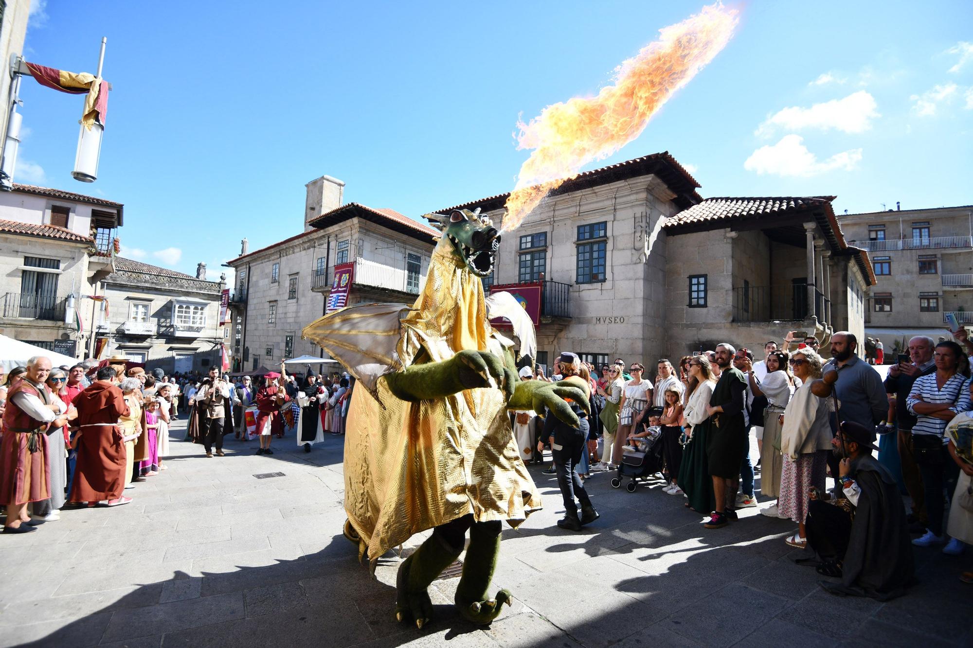 Cortesanos, bufones, damas y caballeros celebran el retorno de su señor: la Feira Franca anima Pontevedra