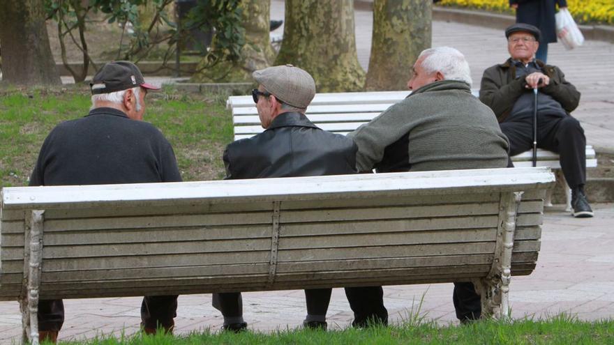 Personas mayores en un parque de Ourense. | Iñaki Osorio