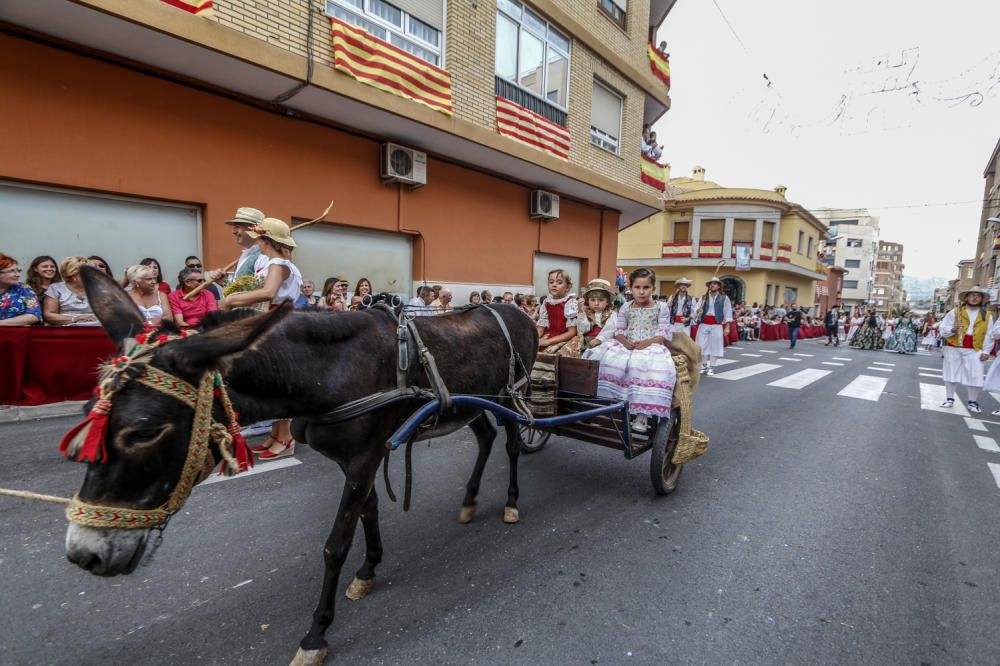 Más de 2.000 festeros participan en una vistosa Entrada de Moros y Cristianos que consigue llenar de público todas las calles de la capital de la Foia