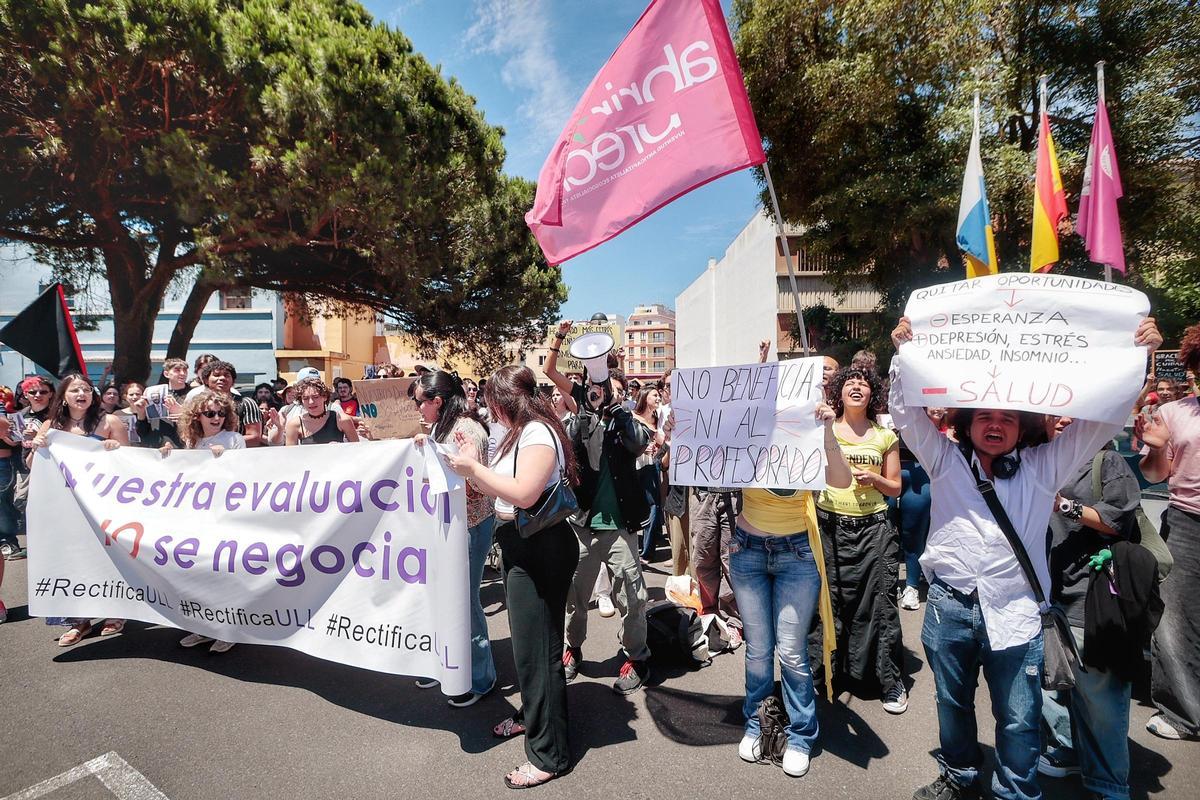 Concentración de alumnos de la ULL por la posible pérdida de una convocatoria de exámenes