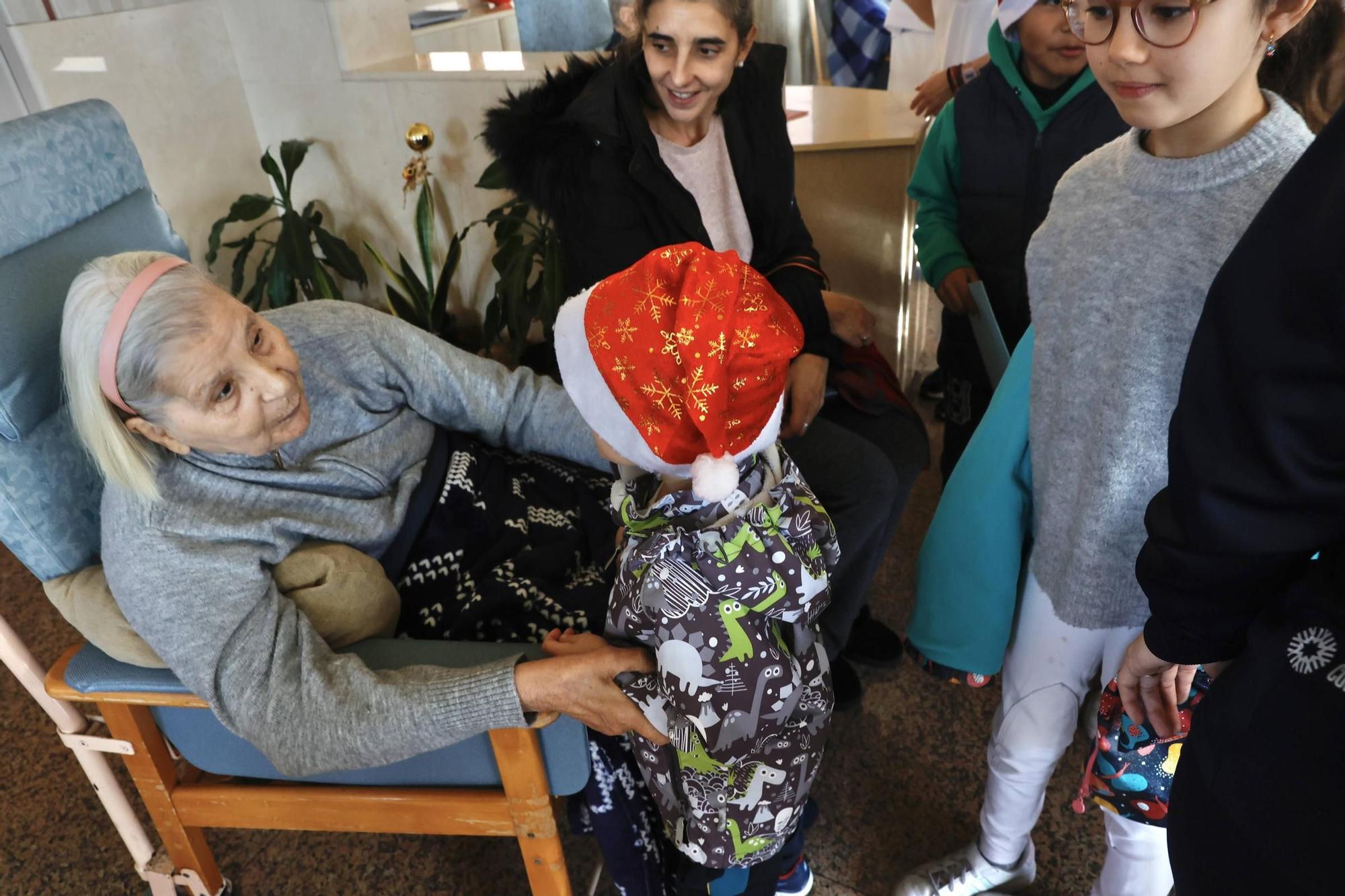 En imágenes: Visita infantil a la Residencia de las Hermanitas de los Ancianos