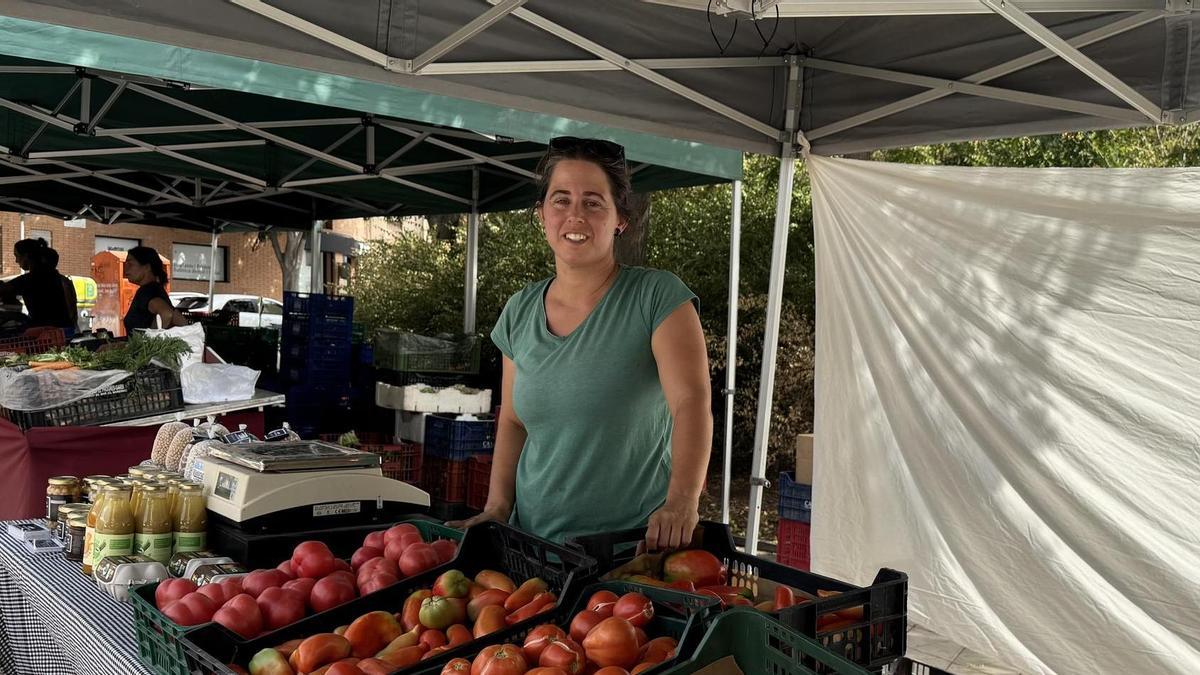 Gemma Rossinyol a la seva parada de fruita i verdures