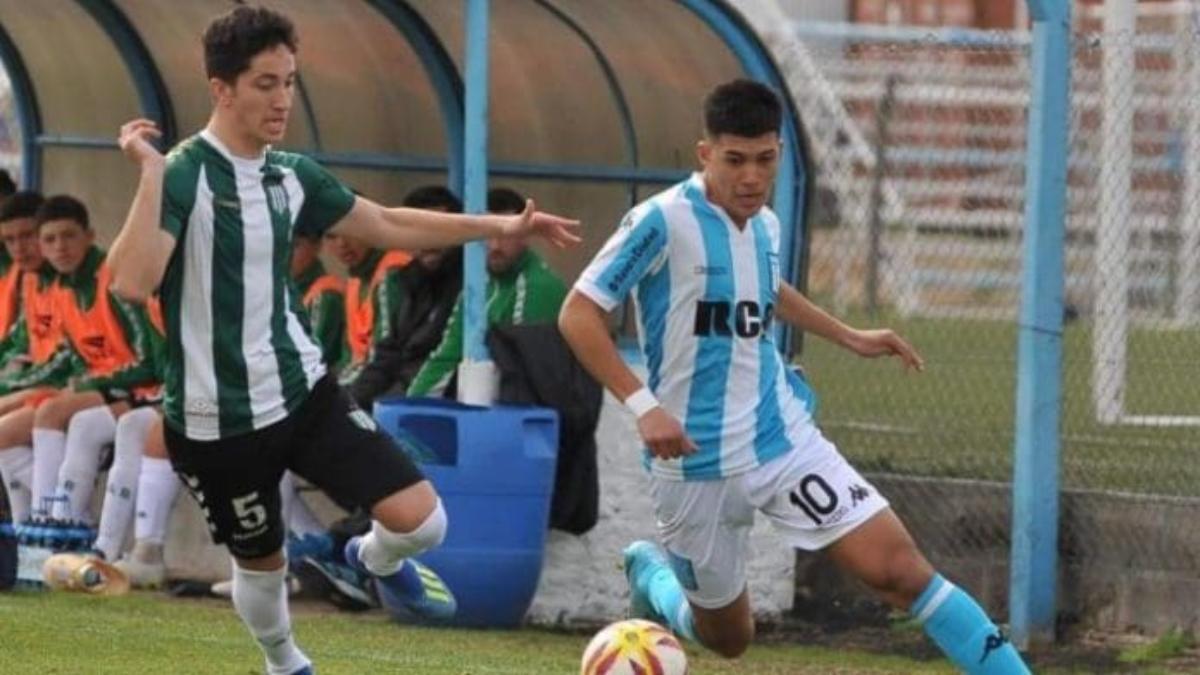 Gonzalo Sosa en una acción con Racing en un partido de las divisiones inferiores