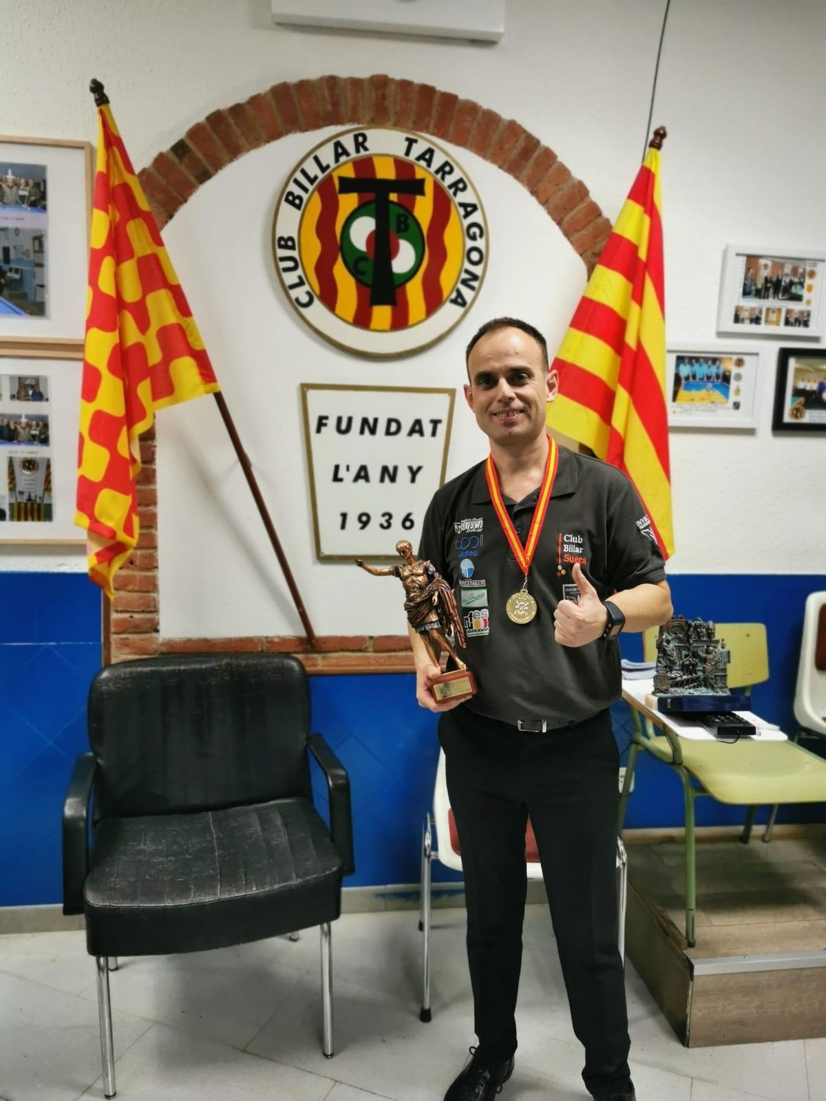 Raül Cuenca, con el último título conquistado.