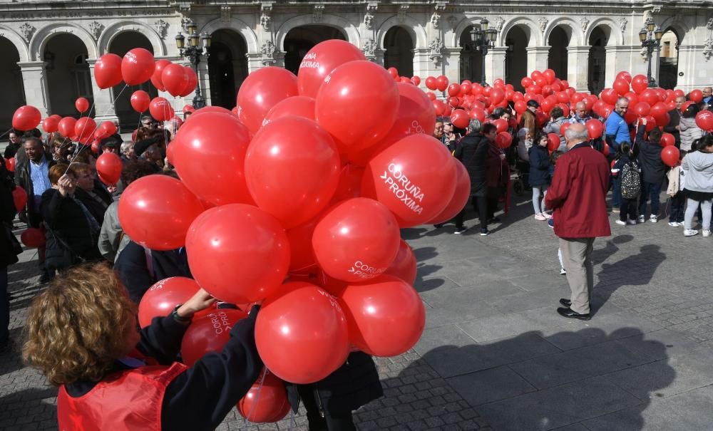 Suelta de globos rojos en María Pita para conmemorar la efeméride.