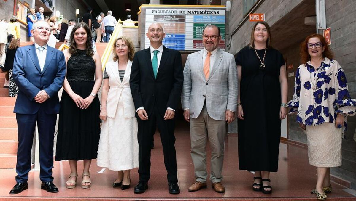 O novo equipo decanal xunto co reitor, a secretaría xeral e a exdecana Elena Vázquez Cendón (á dereita).