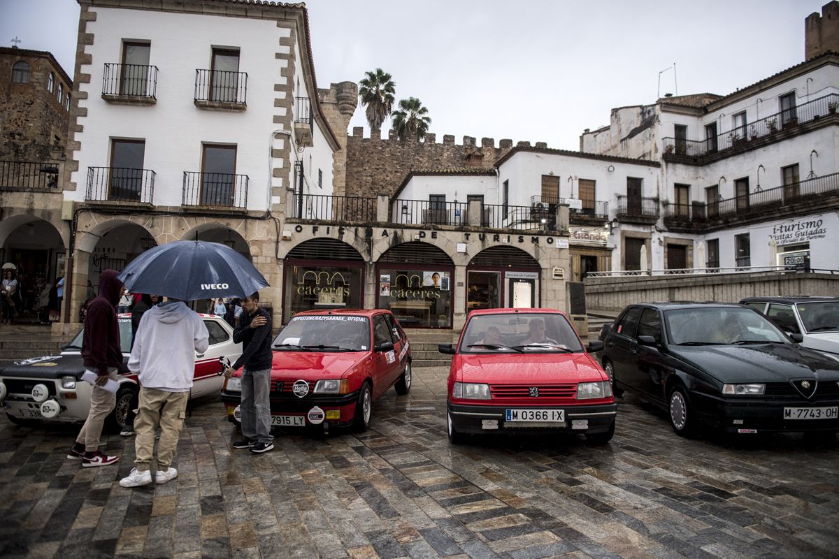 Fotogalería | La lluvía no ensombrece el rally de coches clásicos en la plaza Mayor de Cáceres