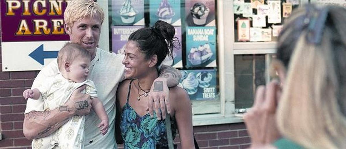 Eva Mendes i Ryan Gosling, a ’Cruce de caminos’, film del 2011 en què van iniciar el seu idil·li.
