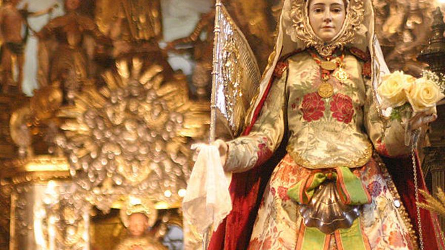 La Virgen de la Concha, al fondo la imagen del apóstol Santiago.