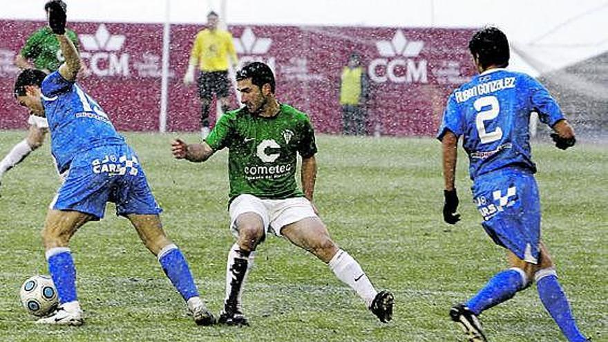 Invernón, controlando el balón ante un jugador del Toledo, en un momento del partido del pasado domingo.