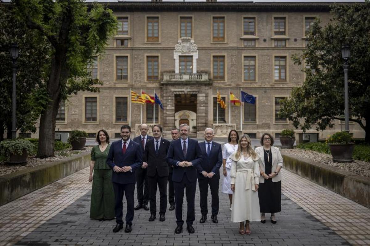 Foto de familia de la toma de posesión del Gobierno del PP y Vox.