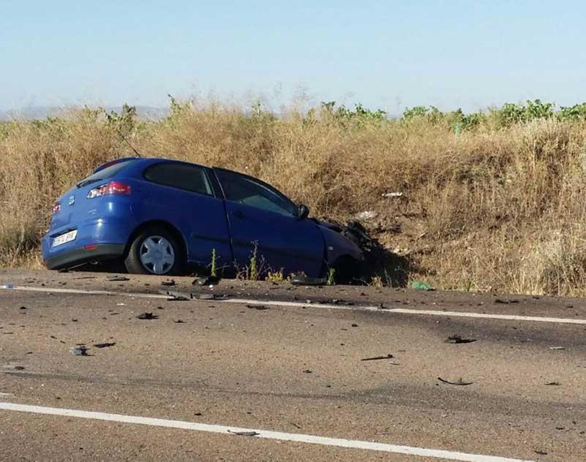 Una fallecida y un herido en la colisión de dos turismos en Solana de los  Barros