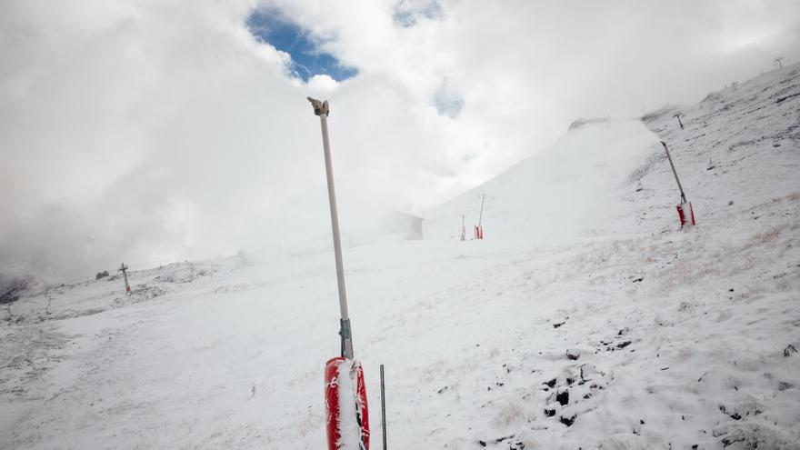 Las estaciones de esquí aragonesas ponen en marcha sus cañones de nieve con la vista puesta en el puente de la Constitución