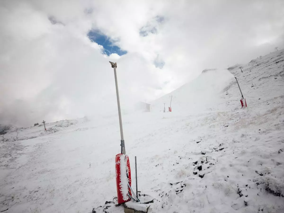 En imágenes | Las estaciones de esquí aragonesas ponen a trabajar los cañones de nieve