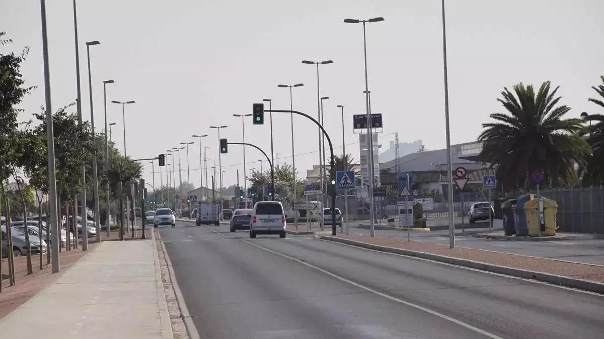 Carretera A-431 a su paso por la barriada periférica de Villarrubia en Córdoba.