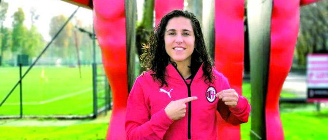 Vero Boquete, en la foto oficial en la que el AC Milan anunciaba su fichaje. |  // @ACMILAN