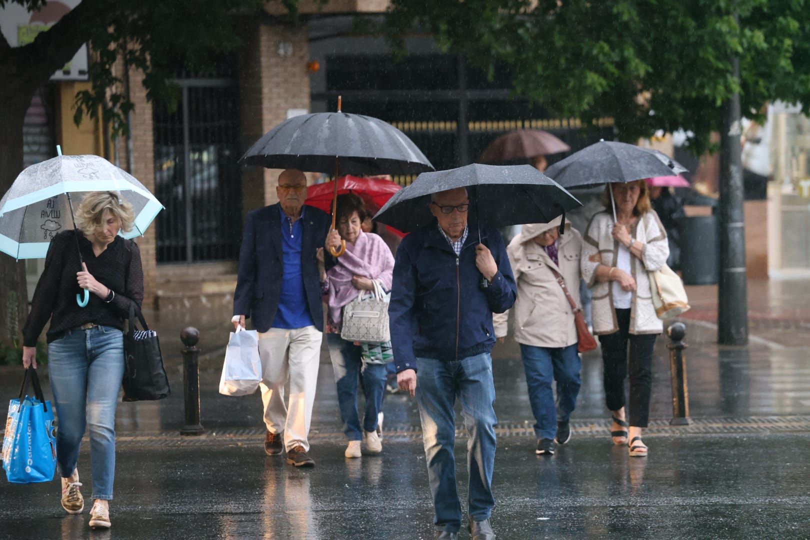 La lluvia descarga con fuerza en València