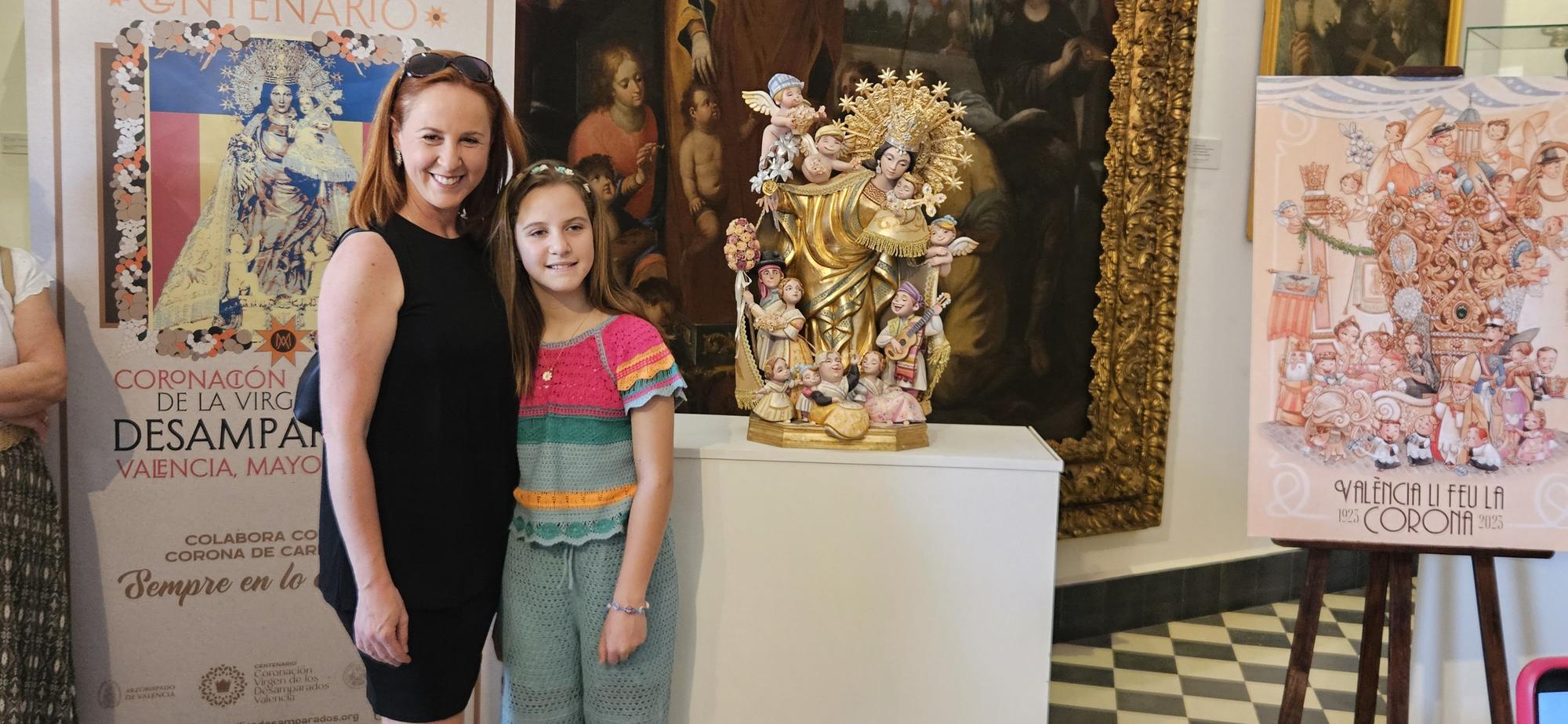 La falla Reina-Paz entrega del "ninot" de la Virgen al Museo de la Basílica