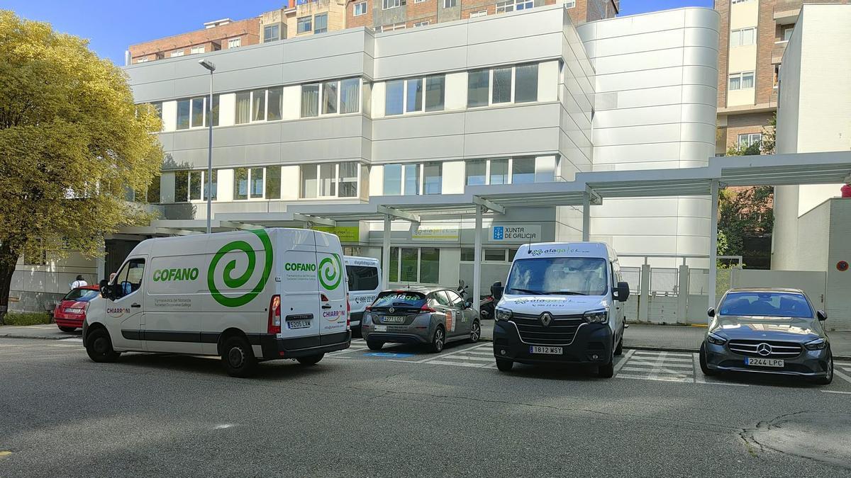 Las cinco plazas de movilidad reducida ocupadas, un sexto coche sobre la acera y una furgoneta en doble fila.