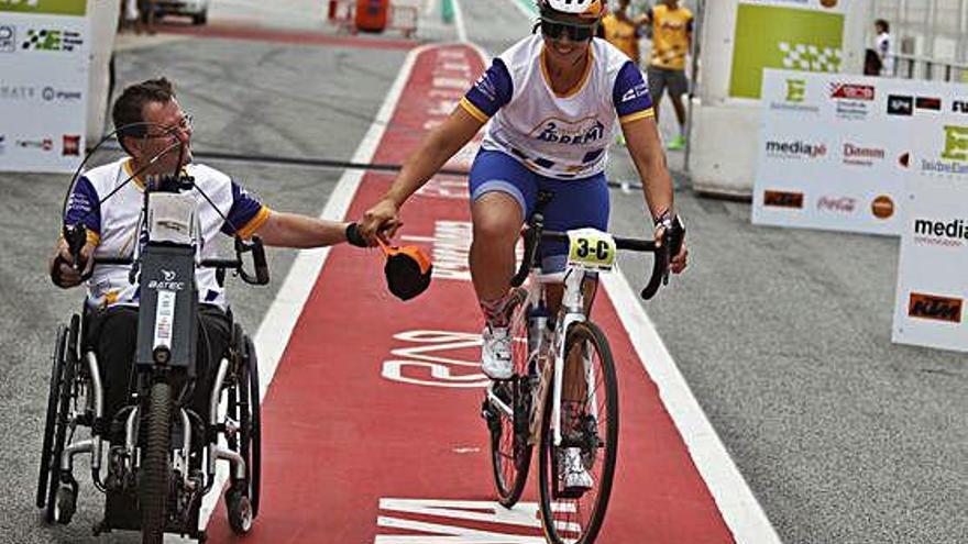 La pilot Laia Sanz acompanya un atleta amb la seva &#039;handbike&#039;
