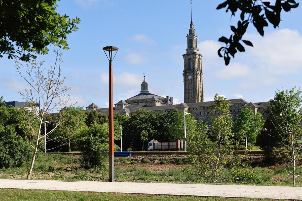 El entorno de La Pecuaria, con el complejo de la Universidad Laboral al fondo.