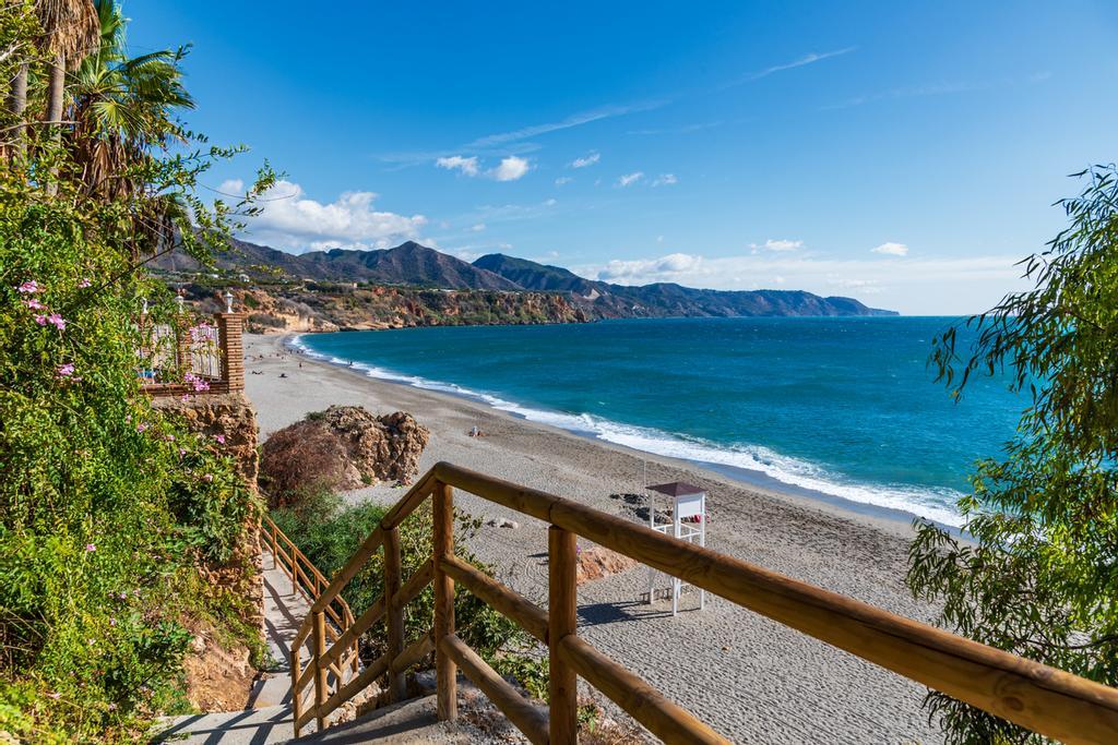 La playa de Burriana, la más popular de Nerja