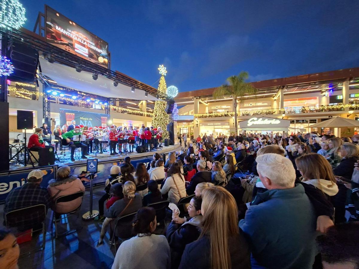 Concierto de Navidad en la plaza central del espacio comercial de La Zenia en Orihuela Costa