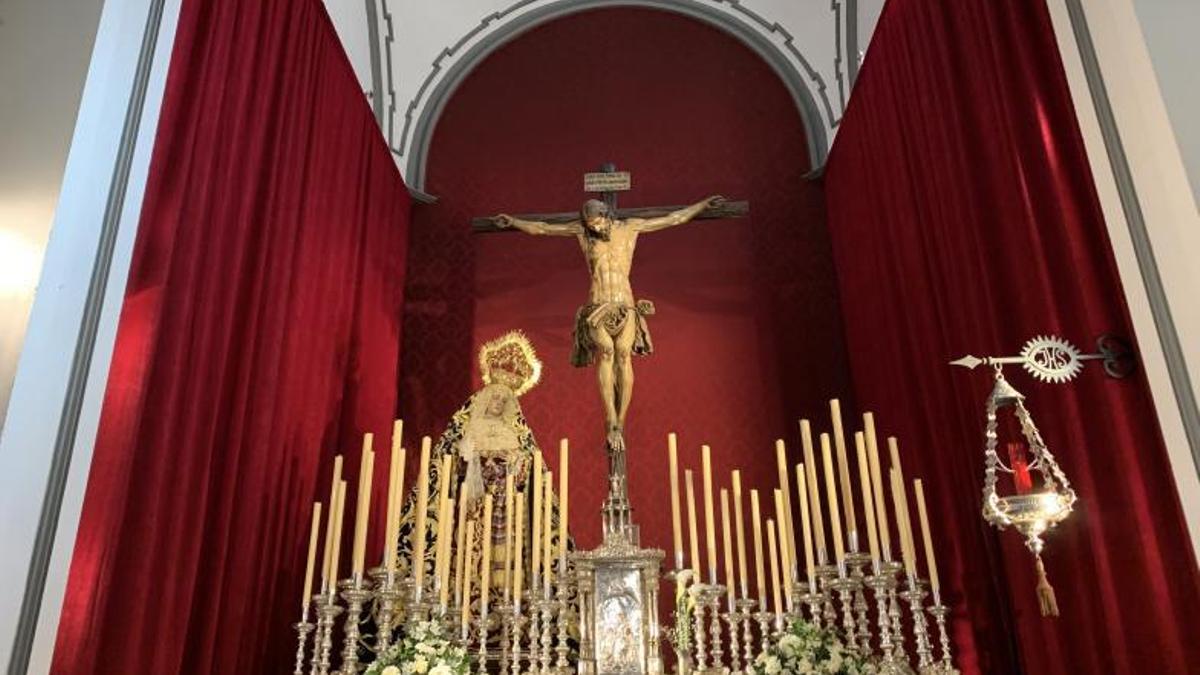 El Cristo de la Redención y la Virgen de los Dolores de San Juan en su capilla.