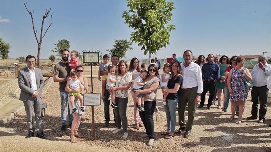 Árboles con nombres de niños en un NUEVO parque