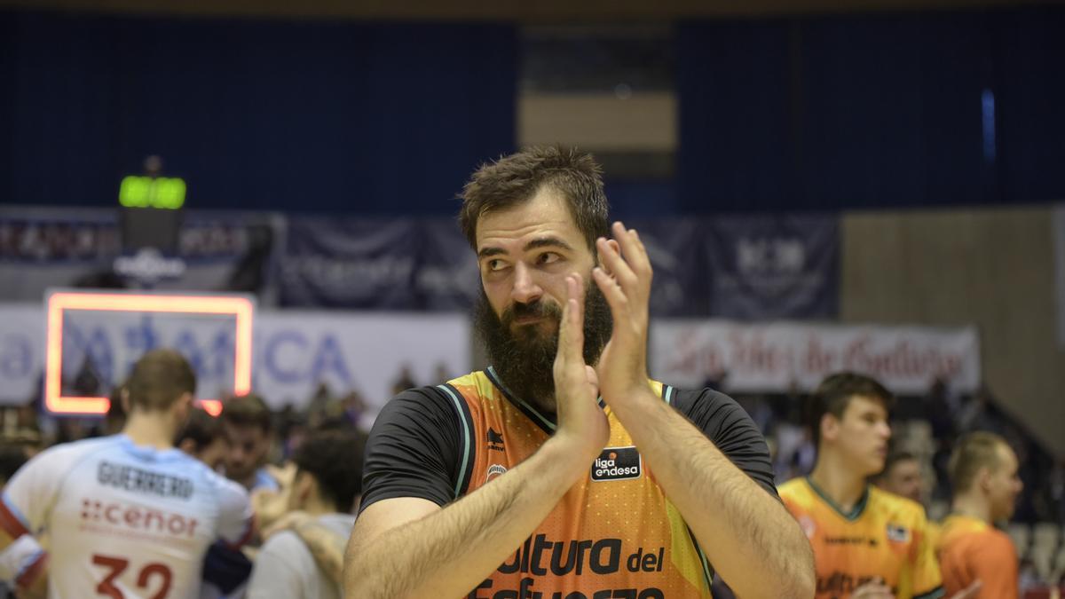 Bojan Dubljevic, de 31 años, aplaude tras la victoria del equipo en la cancha del Monbus Obradoiro