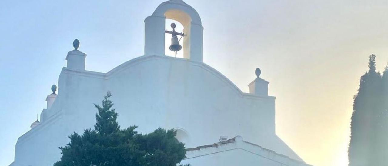 La creu hipercúbica i quasi transparent de l’ermita