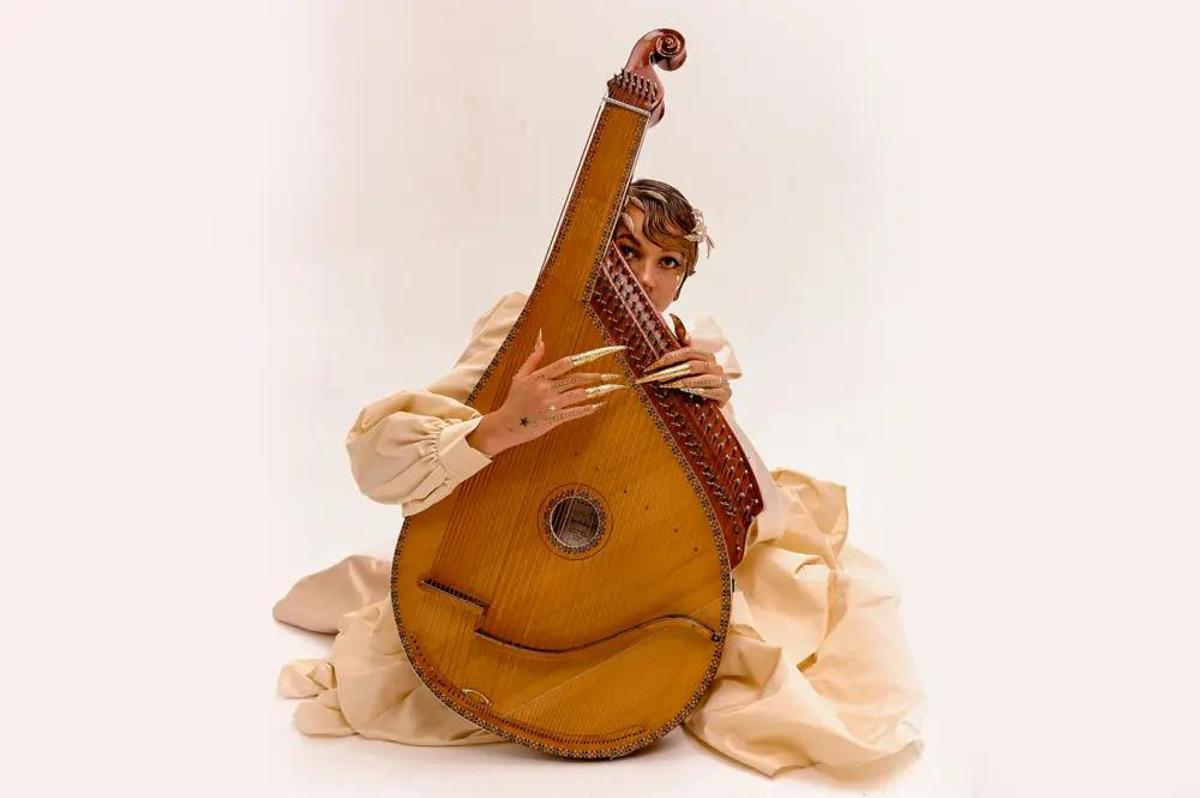 La artista ucraniana Krutb actúa en el Teatre del Raval de Gandia