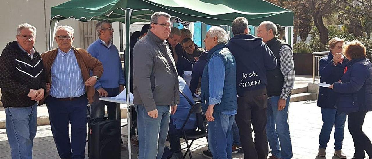 Una de las acciones de recogidas de firmas celebradas en Benimàmet.