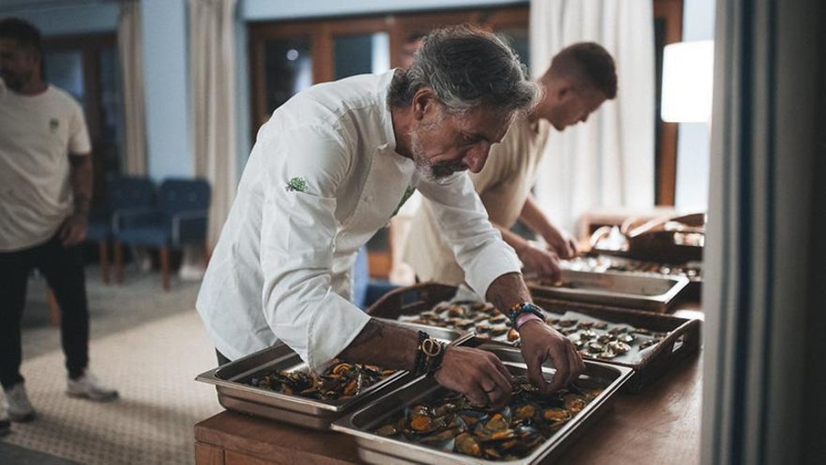 Pepe Solla prepara els musclos amb els que va obrir el sopar.