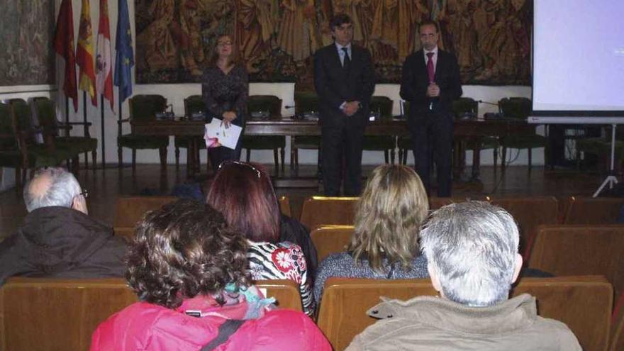 Desde la izquierda, María Jesús Cabezudo, Jesús Sedano y José Luis Prieto explican el plan de turismo. Foto