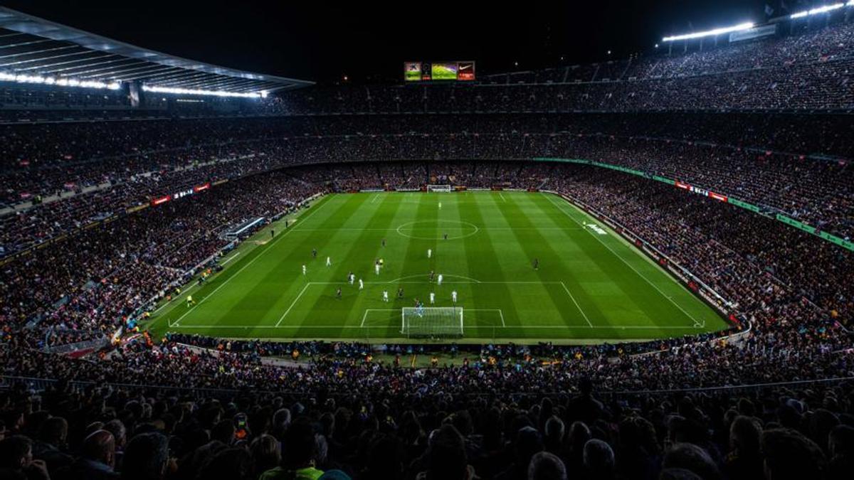 Vista del Camp Nou durante un partido.