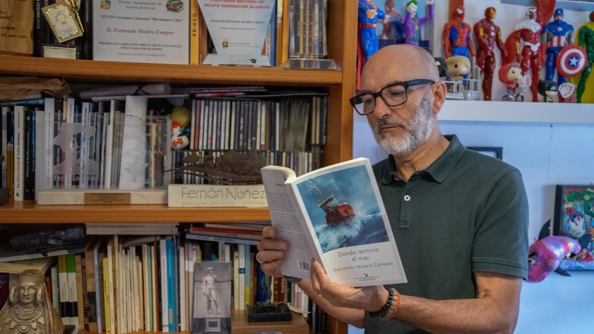 Fernando Molero, con su libro ‘Donde termina el mar’.