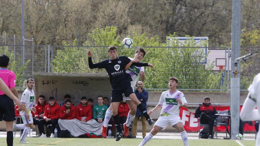 Un jugador del Zamora y uno del Numancia disputan un balón aéreo