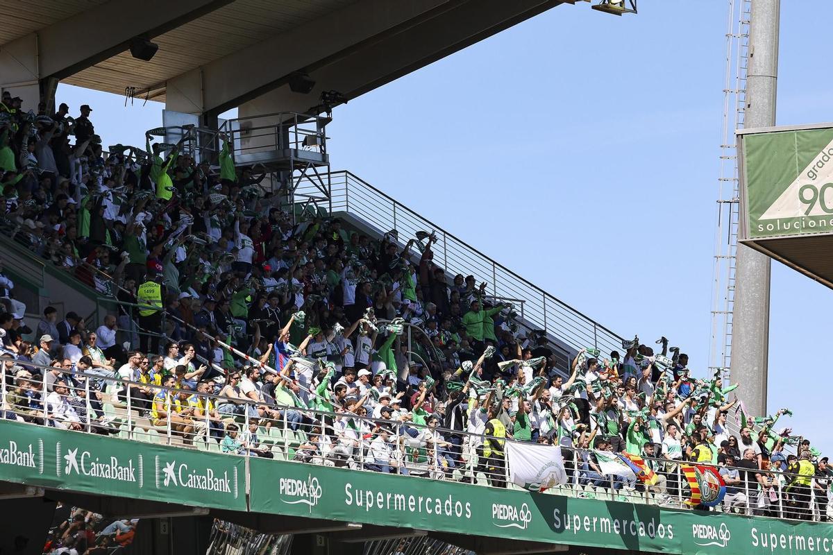 La afición del Elche celebra la victoria en Córdoba.