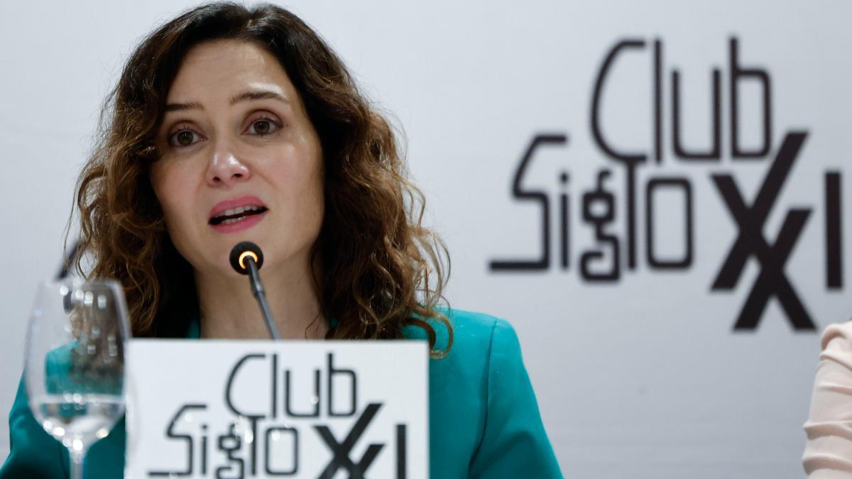 La presidenta de la Comunidad de Madrid, Isabel Díaz Ayuso, interviene durante el desayuno informativo, organizado por el Club Siglo XXI.