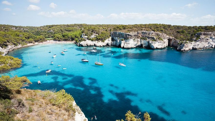 La Cala Macarella rodeada de embarcaciones