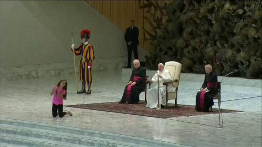 Una niña interrumpe la audiencia del Papa y se pone a jugar frente a él