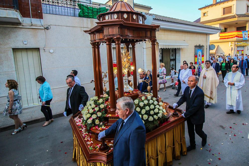 En el desfile religioso salió el Santísimo bajo palio acompañado de decenas de niñas y niños ataviados con sus trajes de Primera Comunión