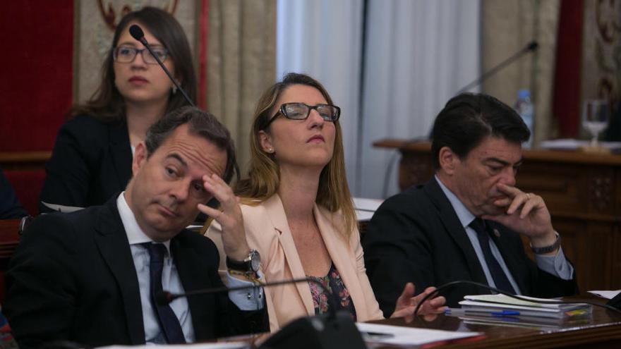 De España, en un pleno del Ayuntamiento, entre Carlos Castillo y Luis Barcala