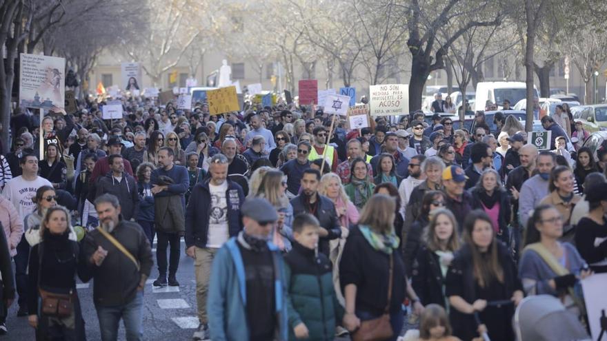 Cerca de 4.000 personas se manifiestan en Palma contra el certificado covid